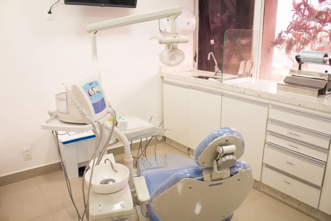 Consultório com cadeira odontológica azul
