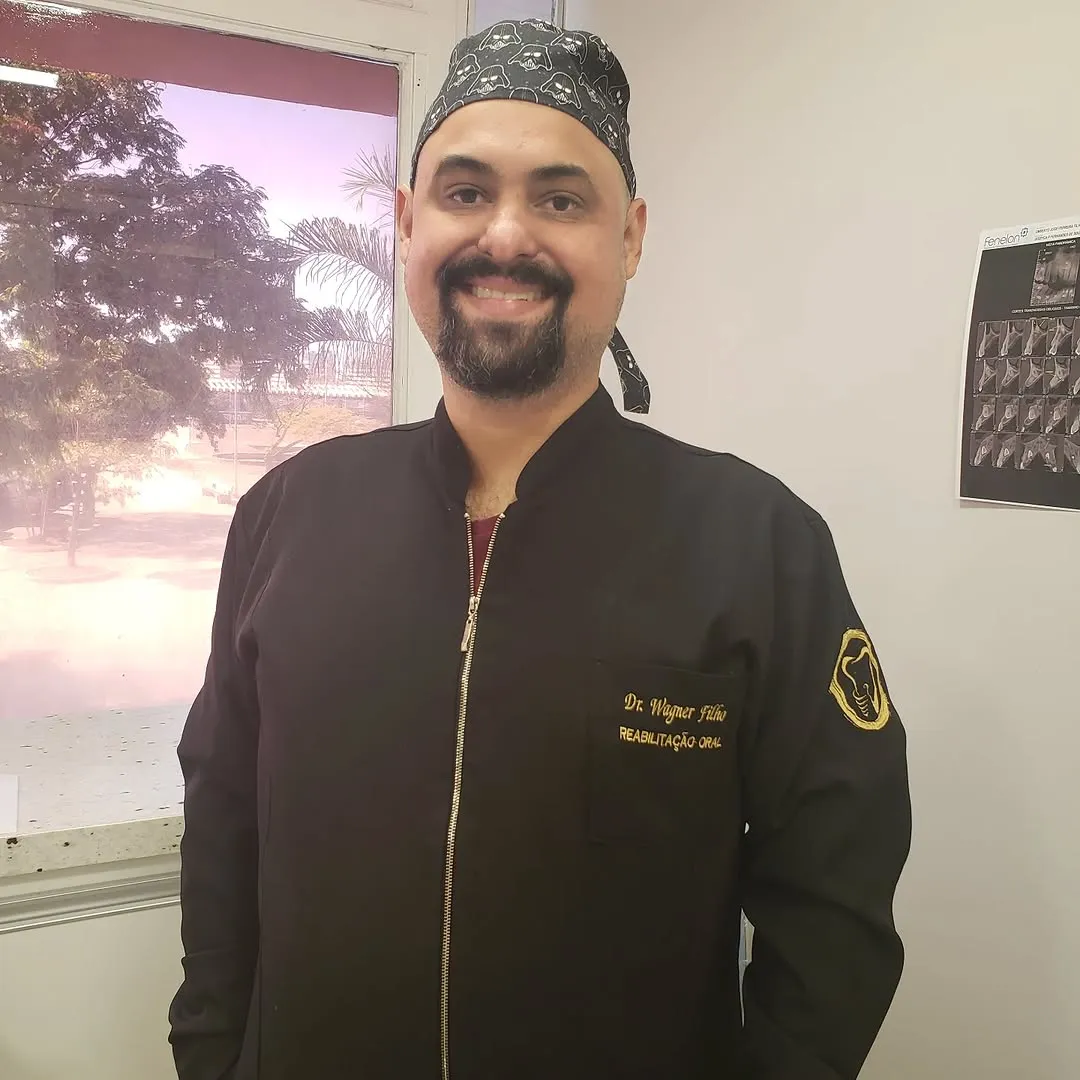 Dentista da equipe Conic no consultório