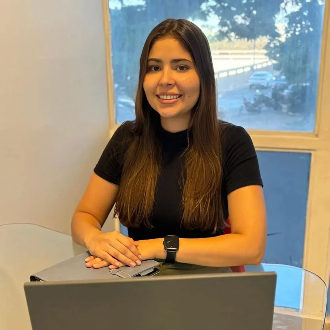 Integrante da equipe no balcão de atendimento