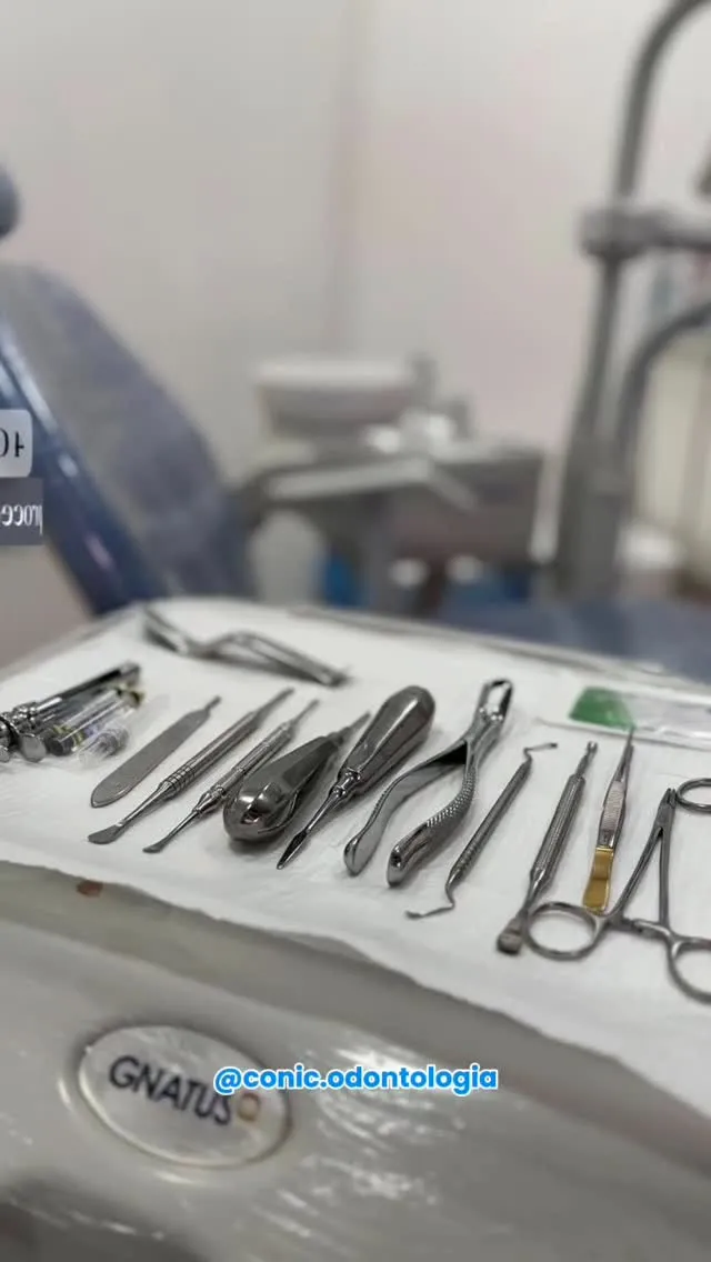 Instrumentais odontológicos organizados sobre a bancada
